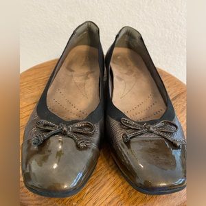 Clarks Women’s Artisan Bendable Leather Flats, Front Bow, Color Copper Size 8M